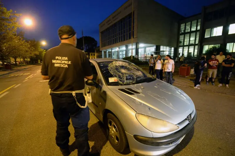 Via Cantore, l'auto coinvolta nell'incidente