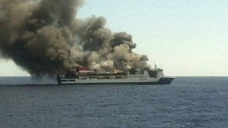 La motonave Sorrento in fiamme