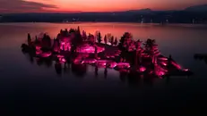 L'Isola dei Conigli illuminata di rosa - © www.giornaledibrescia.it
