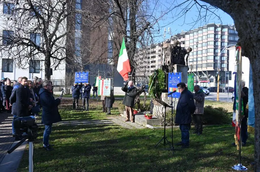 L'omaggio al monumento del deportato in piazzale Cremona
