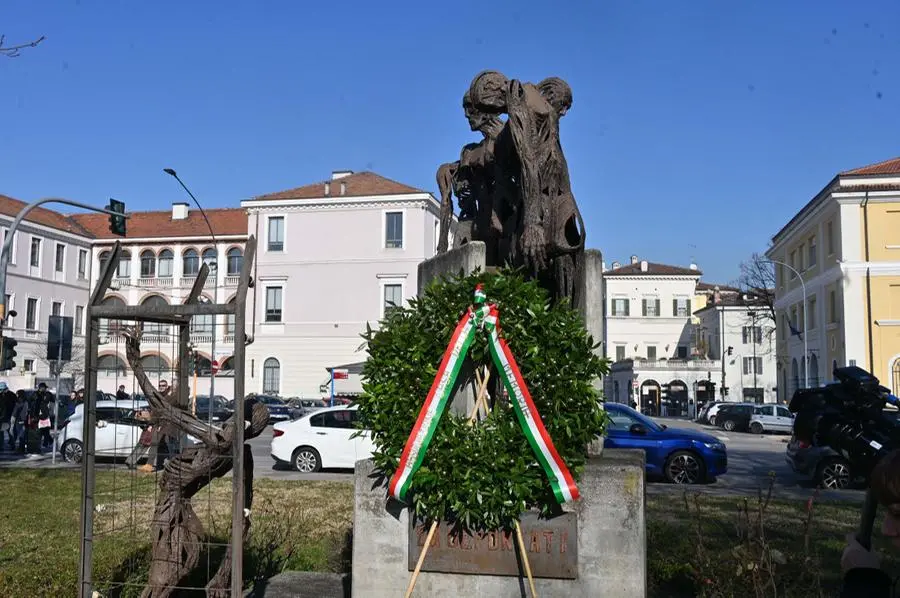 L'omaggio al monumento del deportato in piazzale Cremona