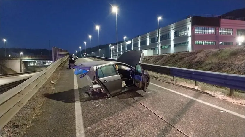 Frontale a Gavardo: le auto distrutte per l'impatto violento