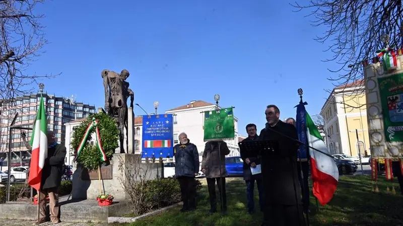 L'omaggio al monumento del deportato in piazzale Cremona