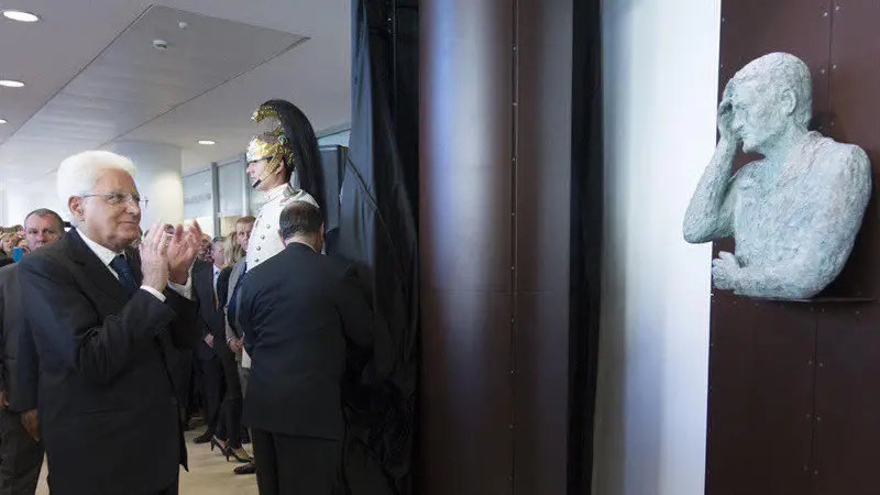 Mattarella applaude allo scoprimento del busto di Martinazzoli al Palagiustizia - Foto © www.giornaledibrescia.it