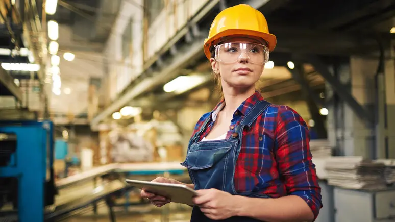 Un'operaia al lavoro in un'azienda (foto simbolica)