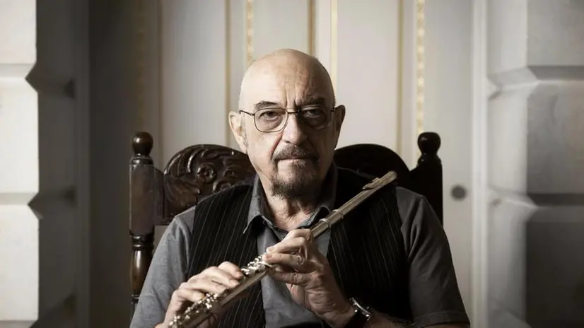 ape-spe-2 Ian Anderson photographed at his home 2021