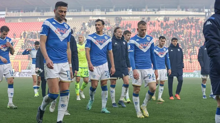 La delusione dei giocatori del Brescia dopo il fischio finale allo Zini - Foto New Reporter Nicoli © www.giornaledibrescia.it