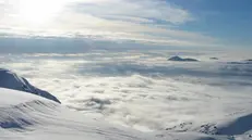 Una distesa di nuvole fotografata, dalla cima del Gugliemo, dai nostri lettori Lia e Claudio - © www.giornaledibrescia.it
