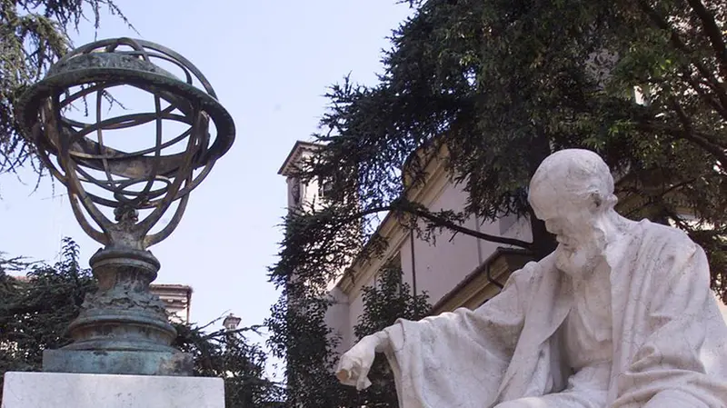 La statua di Tartaglia in piazzetta S. Maria Calchera a Brescia - New Eden Group © www.giornaledibrescia.it