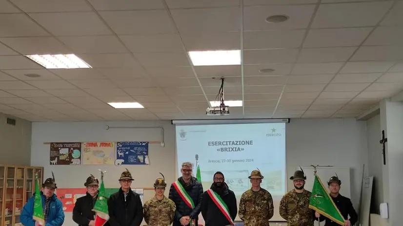 Gli alpini in visita agli studenti della scuola media Galileo Galilei