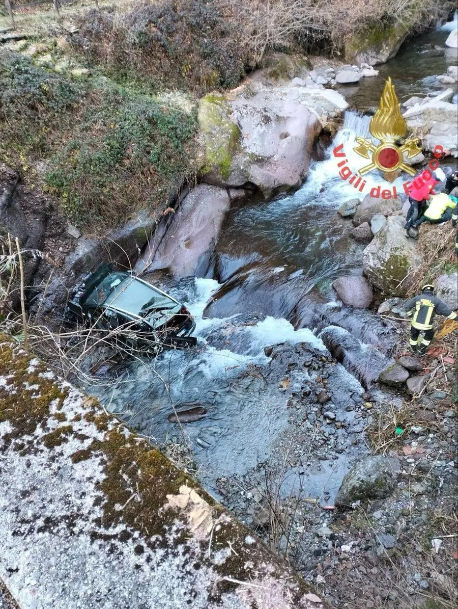 L'auto caduta nel fiume a Bovegno