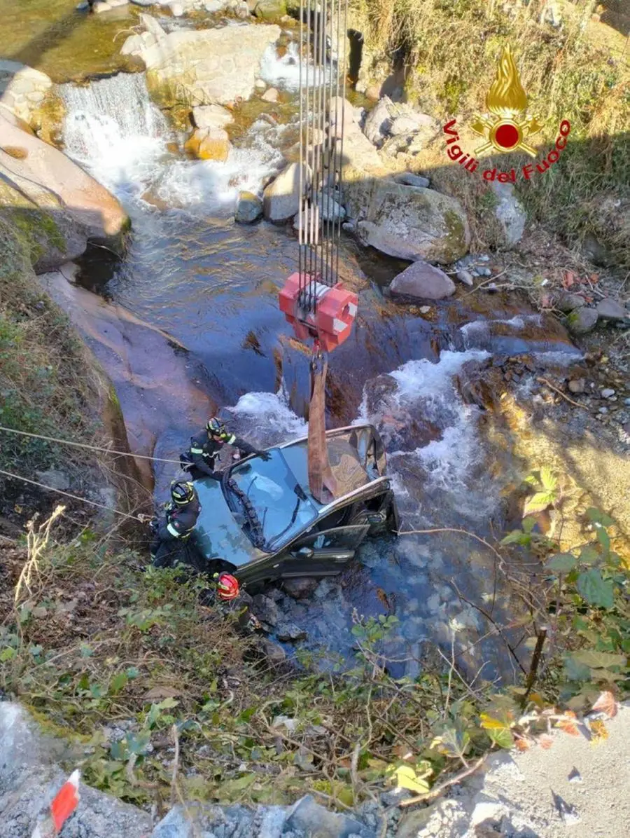 L'auto caduta nel fiume a Bovegno