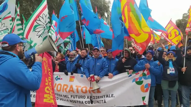 Diverse centinaia di operai, sindacati e imprenditori partecipano a una manifestazione unitaria a Taranto - Foto Ansa/Angelo Ingenito © www.giornaledibrescia.it
