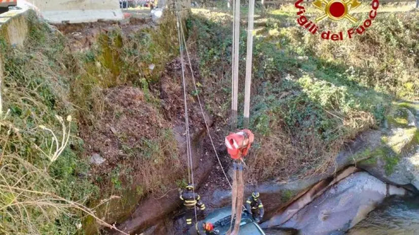 L'auto caduta nel fiume a Bovegno