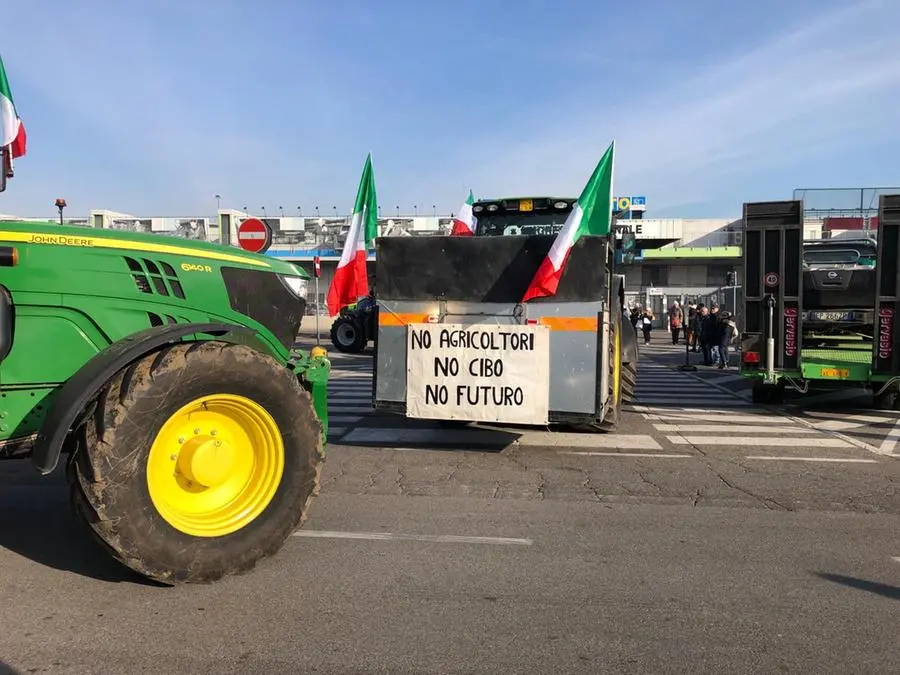 Gli agricoltori protestano con i loro trattori all'Ortomercato di via Orzinuovi