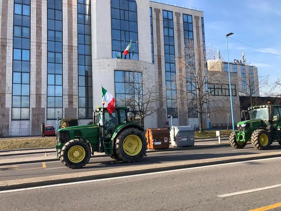 I trattori degli agricoltori sfilano davanti all'Ufficio territoriale della Regione