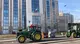 I trattori degli agricoltori sfilano davanti all'Ufficio territoriale della Regione