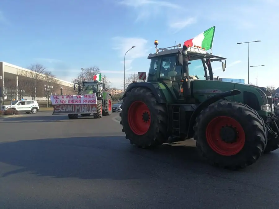 I trattori degli agricoltori sfilano davanti all'Ufficio territoriale della Regione