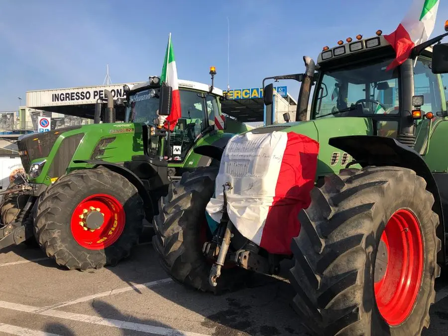 Gli agricoltori protestano con i loro trattori all'Ortomercato di via Orzinuovi