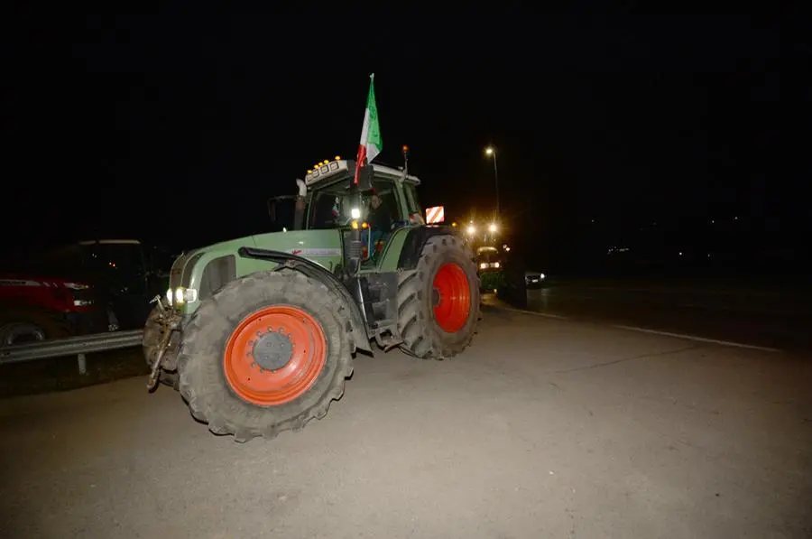 Il presidio di notte degli agricoltori in protesta a Brescia