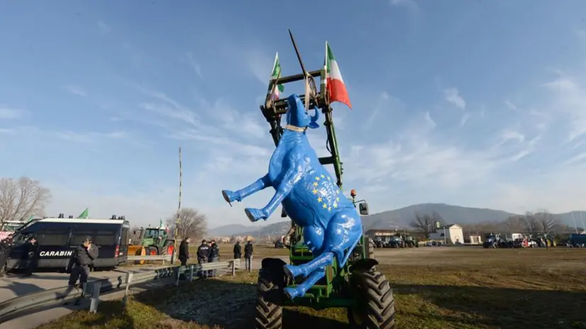 Il secondo giorno del presidio degli agricoltori in via della Maggia