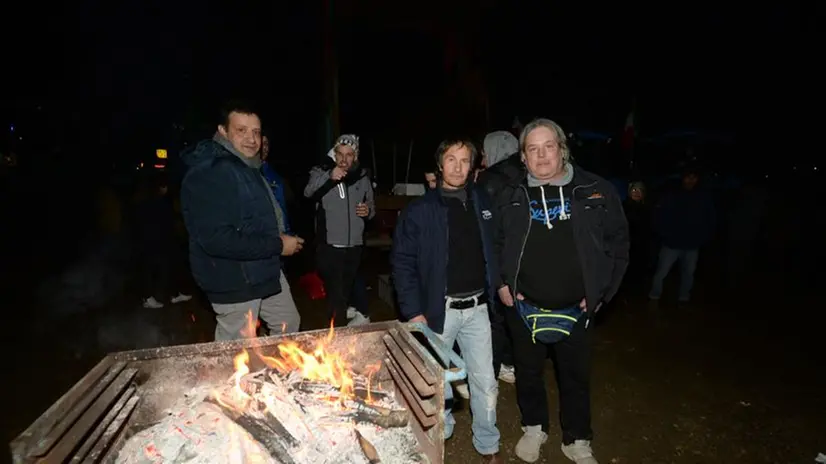 Il presidio di notte degli agricoltori in protesta a Brescia