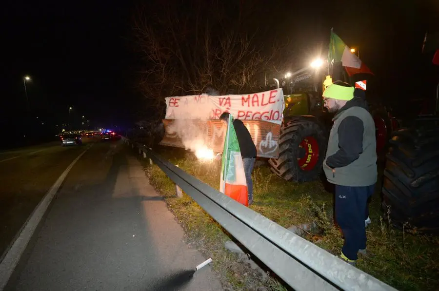 Il presidio di notte degli agricoltori in protesta a Brescia