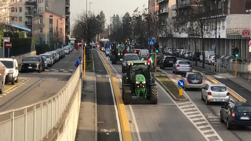 Il corteo dei trattori in via della Volta