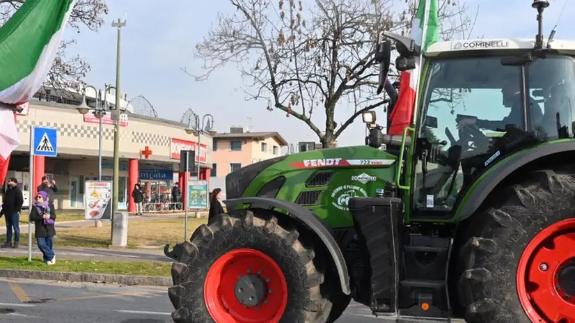 I trattori in protesta nelle vicinanze della sede di Coldiretti