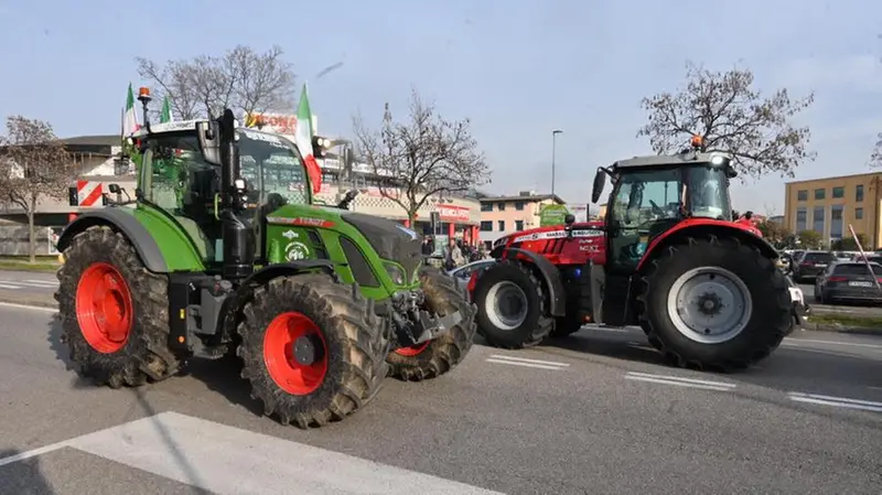 I trattori in protesta nelle vicinanze della sede di Coldiretti