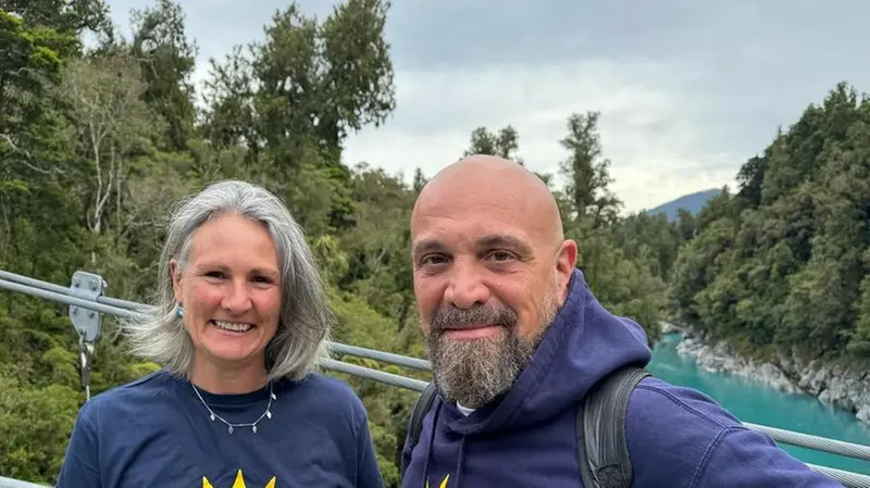 La direttrice della scuola e Daniele Porrino © www.giornaledibrescia.it