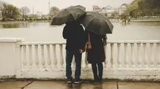 Una coppia sotto la pioggia - Foto Unsplash