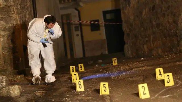 I carabinieri della scientifica  sul luogo dove un ladro è stato ucciso durante una collutazione a Serle (bs) 14 dicembre  2013 .
Ansa/ Filippo Venezia