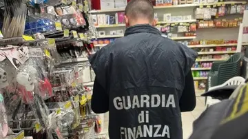 Maschere di carnevale senza indicazioni, tre negozianti multati