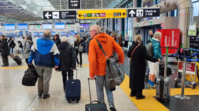 Concluse le festività, all'aeroporto di Fiumicino, ripartono i turisti stranieri. Vacanzieri italiani rientrano invece dalle mete estere. Fiumicino, 7 gennaio 2024. ANSA/TELENEWS