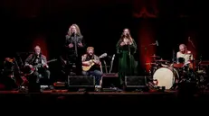 Robert Plant e Suzi Dian con la band per il progetto Saving Grace