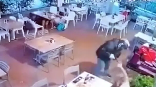 +++ATTENZIONE: IMMAGINI CRUENTE+++
Casco integrale sul volto, giacca nera, pantaloni più chiari, zaino sul petto, pistola in pugno. Prima i colpi dall'esterno del locale, attraverso la siepe, con cui ferisce le sue due vittime, sedute entrambe allo stesso lato del tavolo; dopo entra nel dehor, passando tra i vasi, e spara ancora, a distanza ravvicinata, mirando alla testa. Poi rovescia una sedia, prende le chiavi di un'automobile e uno o entrambi i telefoni cellulari e, infine, la fuga, mentre le vittime sono a terra e tutto attorno le persone sono nascoste sotto ai tavoli. Le immagini delle videocamere di sorveglianza descrivono l'agguato avvenuto ieri sera al Bar del Parco di Pescara, confermando come l'azione si sia svolta in meno di un minuto. Un agguato costato la vita a Walter Albi, architetto 66enne, mentre la seconda vittima, Luca Cavallito, 49 anni, è ricoverata in condizioni disperate in Rianimazione.
FERMO IMMAGINE
+++ ATTENZIONE LA FOTO NON PUO' ESSERE PUBBLICATA O RIPRODOTTA SENZA L'AUTORIZZAZIONE DELLA FONTE DI ORIGINE CUI SI RINVIA+++