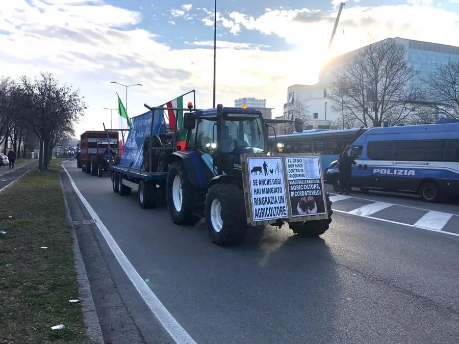 Protesta degli agricoltori a Brescia, l'arrivo sotto la sede della Coldiretti