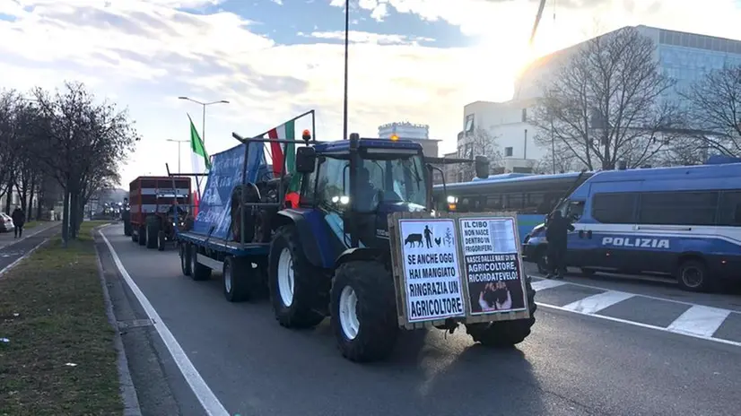 Protesta degli agricoltori a Brescia, l'arrivo sotto la sede della Coldiretti