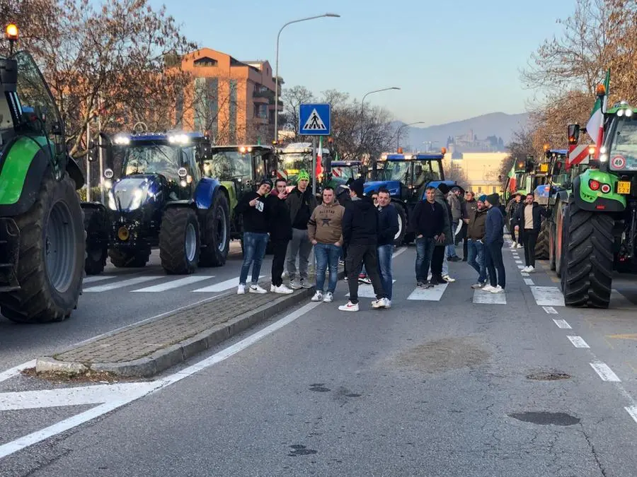 Protesta degli agricoltori a Brescia, l'arrivo sotto la sede della Coldiretti