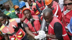 epa05290628 Rescuers and paramedics carry a woman on a stretcher after she was rescued from the rubbles of a collapsed building in the Huruma estate of the Mathare slum in Nairobi, Kenya, 05 May 2016. A woman was pulled out of the rubbles alive after being trapped in a collapsed building for six days, two days after a seven-month-old baby was rescued. The death toll has risen to 36 while 70 people are still unaccounted for, according to the Kenya Red Cross.  EPA/DAI KUROKAWA