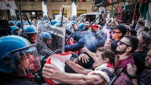 Doppia carica della polizia durante il corteo del primo maggio per la festa dei lavoratori per le strade del centro, Torino, 01 maggio 2022.
ANSA/TINO ROMANO