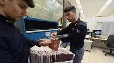 Controlli dei passaporti nell'ufficio del commissariato in Carmine