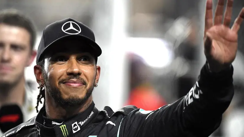 Lewis Hamilton lascia Mercedes per entrare in Ferrari nel 2025