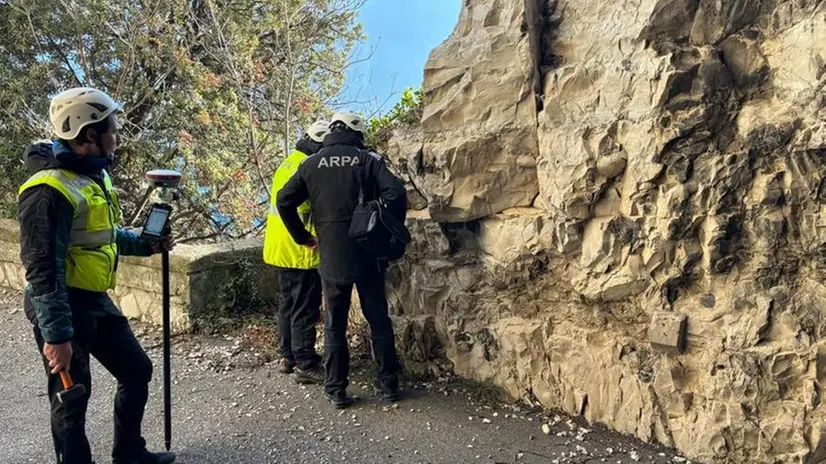 Tecnici della Provincia e di Apra eseguono rilievi sulla roccia sulla Strada della Forra