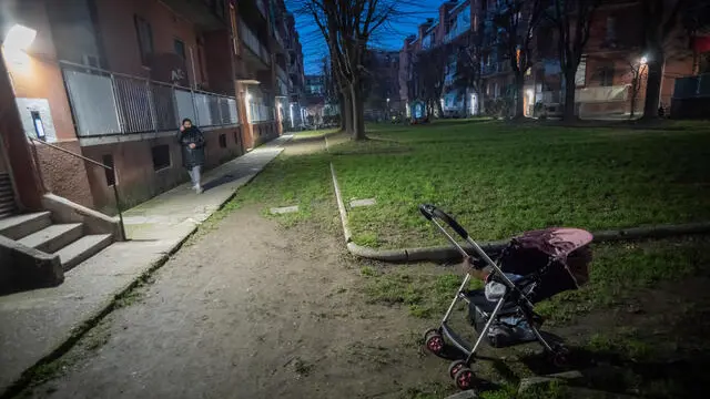 Un bimbo di circa un mese è stato trovato nell'androne di un caseggiato popolare in via degli Apuli, Milano, 01 febbraio 2024. Ad accogliere i soccorritori è stato un uomo di origine nordafricana che ha detto di avere dato l'allarme e ha riferito che nel foglio in arabo c'era scritto che la mamma del piccolo era morta e che il padre non avrebbe potuto più occuparsi di lui.
ANSA/DAVIDE CANELLA