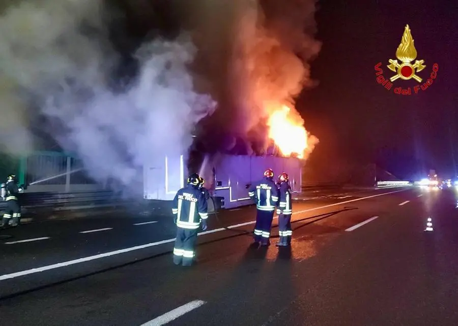 Tir in fiamme sulla A4 nel tratto tra Desenzano e Brescia Est, in direzione Milano - Ufficio stampa Vigili del fuoco