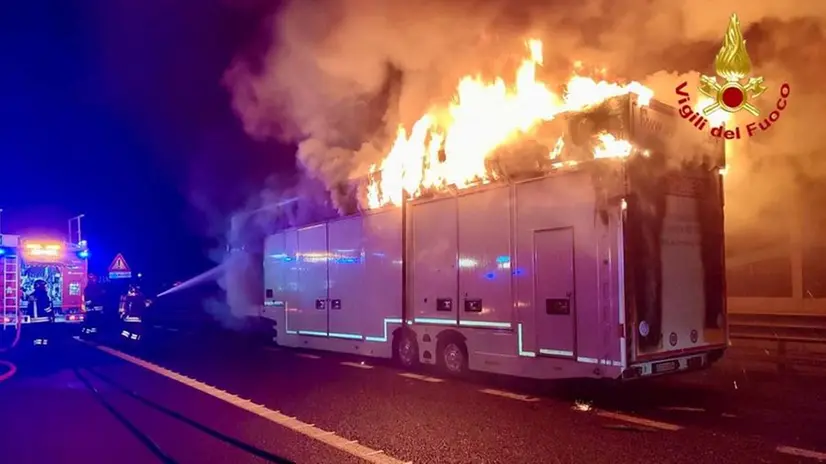 Tir in fiamme sulla A4 nel tratto tra Desenzano e Brescia Est, in direzione Milano - Ufficio stampa Vigili del fuoco