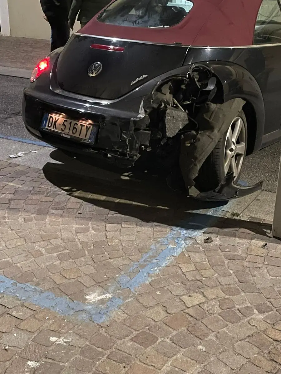 Tentativo di spaccata in via Trento: l'auto abbandonata sul posto