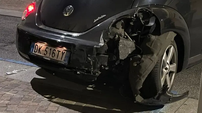 Tentativo di spaccata in via Trento: l'auto abbandonata sul posto